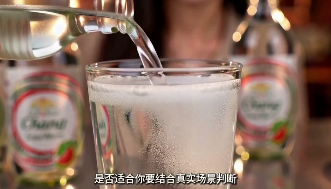 玻璃瓶气泡水口播成片分镜帧:细节镜头